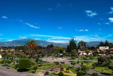 هتل Hostal El Parque Tababela