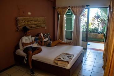 هتل Tamarindo Hostel Resort