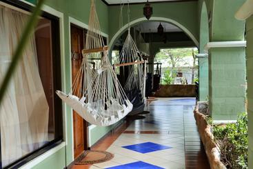 هتل Tamarindo Hostel Resort
