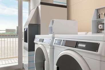 هتل Super 8 By Wyndham Windsor/dougall