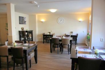 هتل Eetcafe Van Ee
