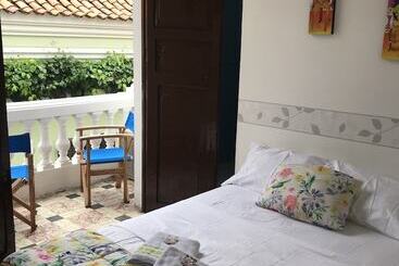 הוסטל Hostal 1811