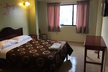 هتل Hostal Mitad Del Mundo