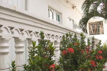 هتل Y Restaurante La Quinta