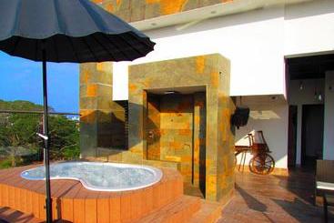 Hausen Hotel   Suites