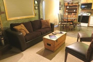 هتل Three Seasons Condo