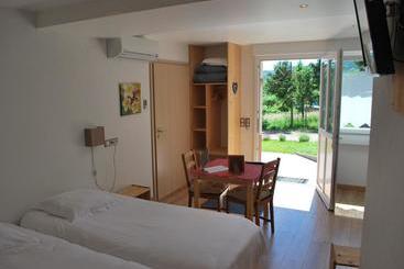 تختخواب و صبحانه Chambres D'hôtes Les Vignes