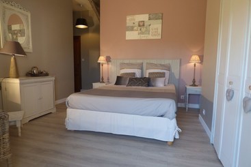 تختخواب و صبحانه La Romantique