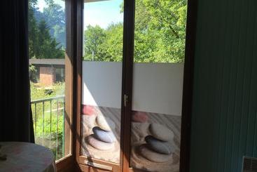 هتل Hôtel Studios Les Acacias