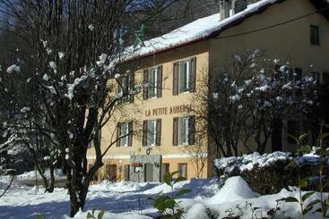 هتل Hôtel Restaurant La Petite Auberge