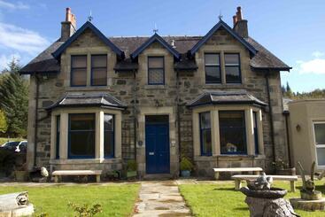 مبيت وإفطار Airlie House Self Catering