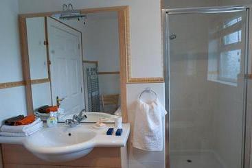 تختخواب و صبحانه Clare Forest Apartment