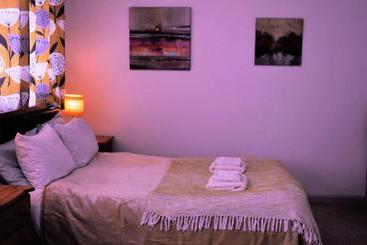 تختخواب و صبحانه High Noon Guest House