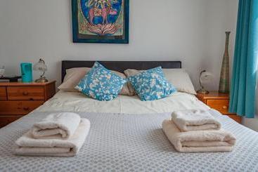 تختخواب و صبحانه High Noon Guest House