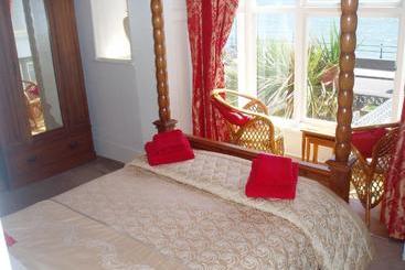 تختخواب و صبحانه The Corner House