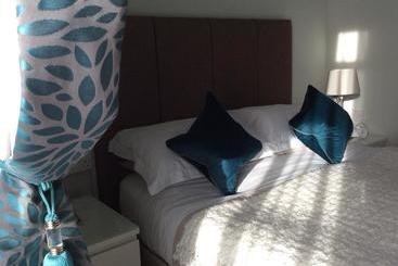 تختخواب و صبحانه Pitcullen Guest House