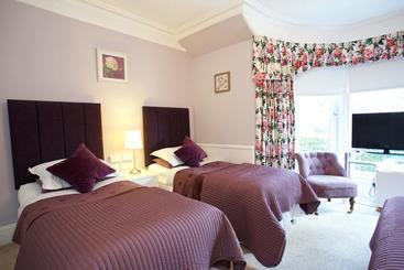 تختخواب و صبحانه Pitcullen Guest House