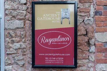 فندق The Ancient Gatehouse & Rugantino Restaurant