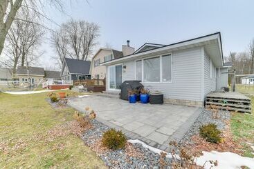 کلبه Bright Houghton Lake Home W/ Boat Dock + Fire Pit
