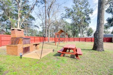 コテージ Beautiful Hinesville Retreat W/ Lanai & Pool!