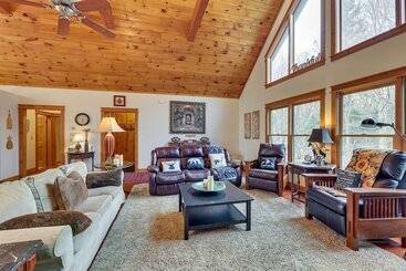 Сельский дом Cabin W/ Hot Tub And Wifi: 4 Mi To Snowshoe Resort