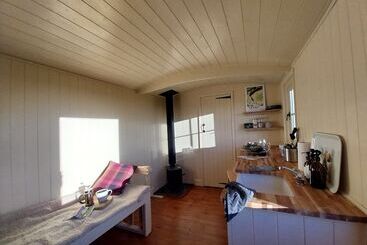 بيت ريفى Cosy Shepherds Hut In Carmarthen
