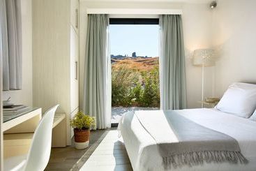Eleia Seafront Suites & Villas