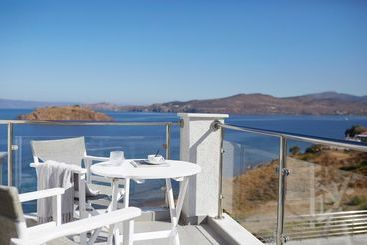 Eleia Seafront Suites & Villas