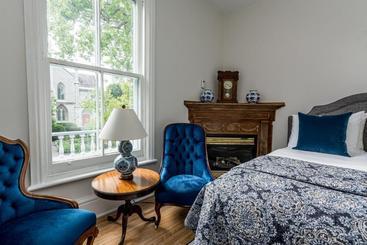 هتل The Secret Garden B&b Inn