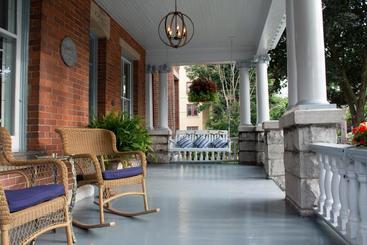 هتل The Secret Garden B&b Inn