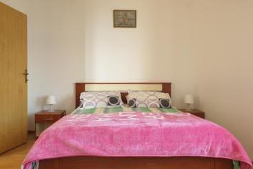 هتل Apartments Lira