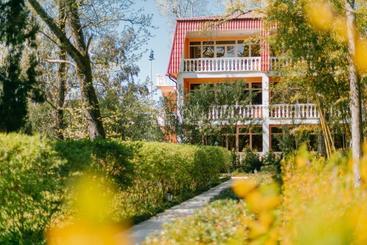 هتل Uzhnoe Vzmorie Health Resort
