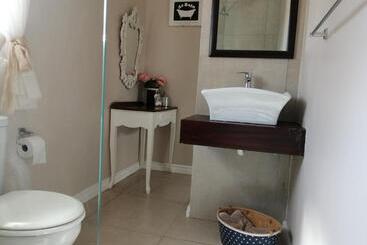 פנסיון Aquadel Accomodation