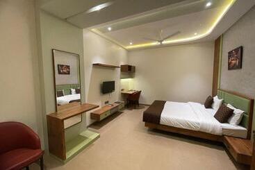 בית מלון כפרי Amar Palace Ahmednagar