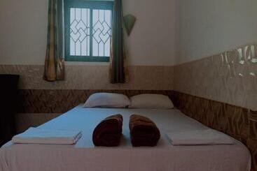 پانسیون Leon Home Stay