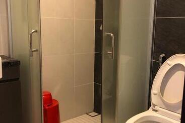 膳宿费 Medium Sized Bedroom, Girls Only In Country Garden Danga Bay, 2pax, Free Wifi, Parking