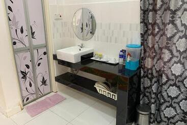 בית מלון כפרי Wan Danisha Villa Inn