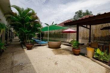 هتل Kura Kura Beach Resort