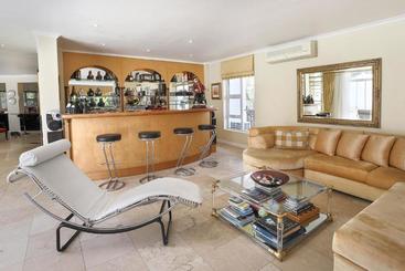 تختخواب و صبحانه Francolin Manor