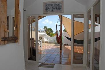 تختخواب و صبحانه Bnbbonaire Near The Ocean