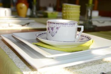 تختخواب و صبحانه R&breakfast