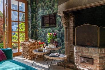 تختخواب و صبحانه Exclusive Suites The Secret Garden