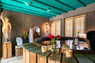 تختخواب و صبحانه Exclusive Suites The Secret Garden