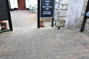 تختخواب و صبحانه The Connaught Inn