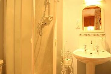 تختخواب و صبحانه Woodbine Cottage