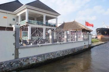 هتل Ocean Breeze Suites
