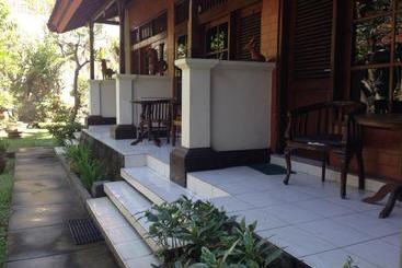 Отель Agung And Sue Watering Hole I