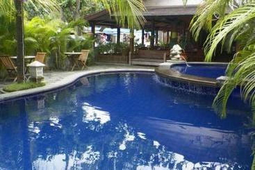 هتل Nyiur Indah Beach