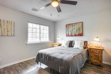 کلبه Conroe Home W/ Enclosed Deck: Pets Welcome!