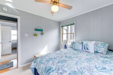 茅舍 Riverfront Colonial Beach Home W/ Private Beach!